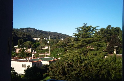 Carnoux-en-Provence Apartamento | AIR-CONDITIONED APARTMENT FOR 6 PERSONNE VIEW OF THE PINES
