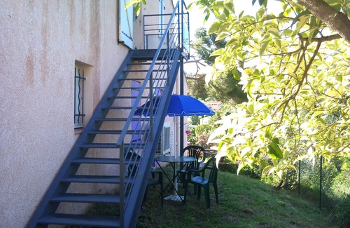Carnoux-en-Provence Apartamento | AIR-CONDITIONED APARTMENT FOR 6 PERSONNE VIEW OF THE PINES