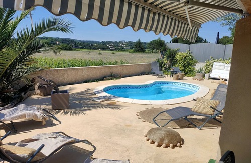 Pont-Saint-Esprit Villa | Villa con aire acondicionado, piscina privada climatizada y vallada.