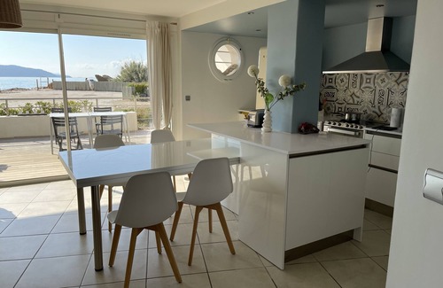 La Ciotat Apartamento | Apartamento con aire acondicionado en primera línea de mar, pies en el agua!