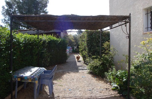 Eyragues Apartamento | Apartamento con aire acondicionado y piscina EYRAGUES en una exuberante vegetación