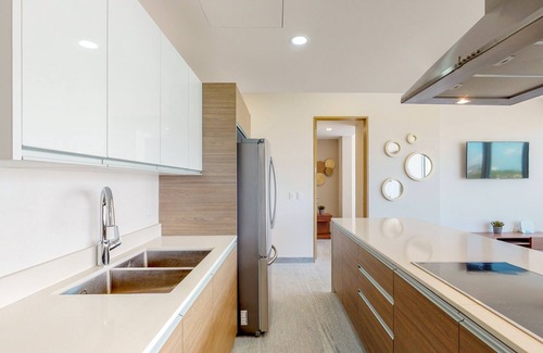 Zona Hotelera Apartamento | Apartamento moderno con terraza compartida, gimnasio, gimnasio en la jungla, bar, piscina y vistas a la ciudad.