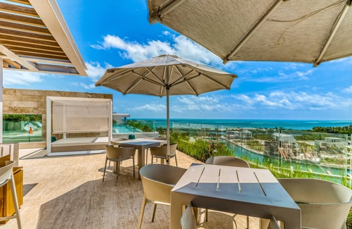 Zona Hotelera Apartamento | Apartamento moderno con terraza compartida, gimnasio, gimnasio en la jungla, bar, piscina y vistas a la ciudad.