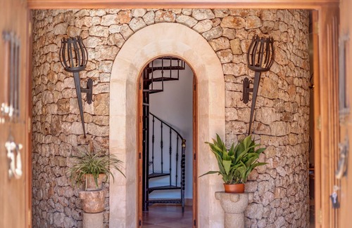 Ariany Villa | Casa de campo con aire acondicionado, torre, piscina, terrazas, Wi-Fi y un precioso jardín