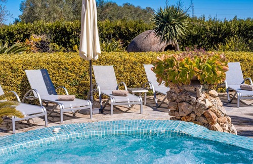 Ariany Villa | Casa de campo con aire acondicionado, torre, piscina, terrazas, Wi-Fi y un precioso jardín