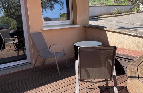 Loire-sur-Rhone Apartamento | Air-conditioned, self-contained studio with private terrace