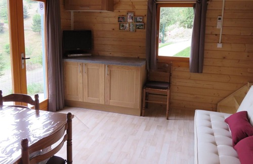 Vals-les-Bains Chalet De Esquí | Chalet climatizado y climatizado con una hermosa vista de la montaña y el valle.