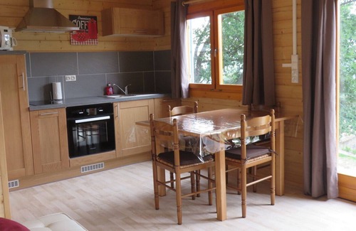 Vals-les-Bains Chalet De Esquí | Chalet climatizado y climatizado con una hermosa vista de la montaña y el valle.