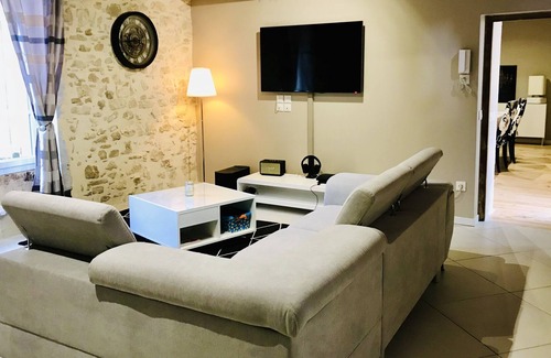Chusclan Casa | Casa con aire acondicionado y patio en el corazón del pueblo cerca del río.