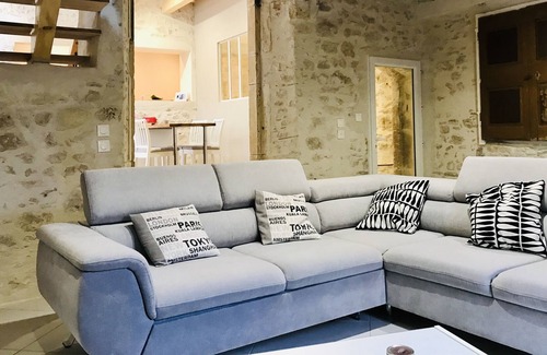 Chusclan Casa | Casa con aire acondicionado y patio en el corazón del pueblo cerca del río.