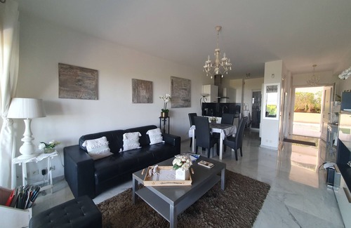 Sainte-Maxime Apartamento | Air-conditioned luxury residence with swimming pool direct access to the sea