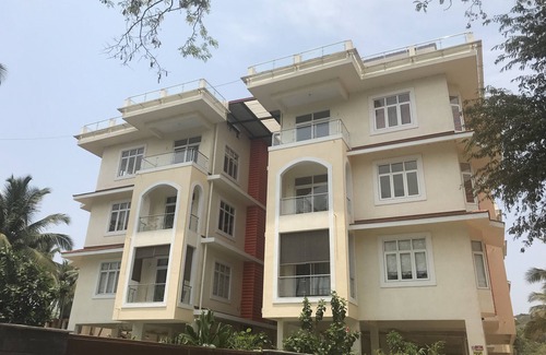 Sainagar Apartamento | Apartamento moderno de 1 habitación con aire acondicionado y sala de estar con 2 baños