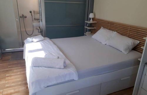 Amarousion Apartamento | Air conditioned STUDIO in quite garden with barbecue Athens