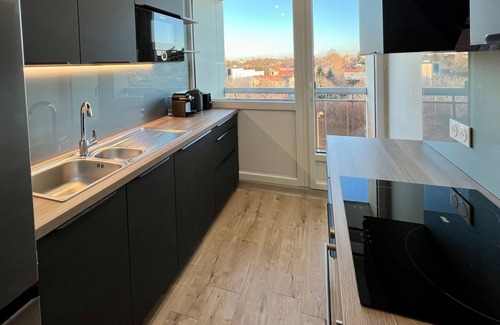 Bron Apartamento | Air-conditioned suite with king-size bed & private parking near Eurexpo and CHU