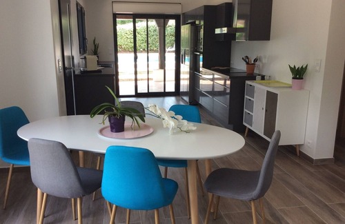 Peymeinade Casa | Villa climatizada con piscina en zona residencial tranquila. Jardín con arboles.