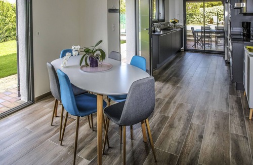 Peymeinade Casa | Villa climatizada con piscina en zona residencial tranquila. Jardín con arboles.