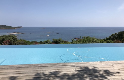 Cala Rossa Casa | Villa frente al mar con aire acondicionado, piscina y playa.