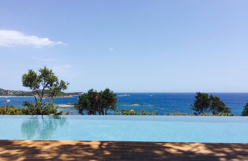 Cala Rossa Casa | Villa frente al mar con aire acondicionado, piscina y playa.