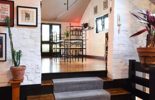 Portsmouth City Centre Casa | Air Maison - Unique 2 Bedroom - Old Forge in Central Portsmouth