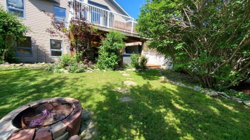 Airdrie Apartamento | Airdrie Modern Walkout Bsmt Suite with Hot Tub