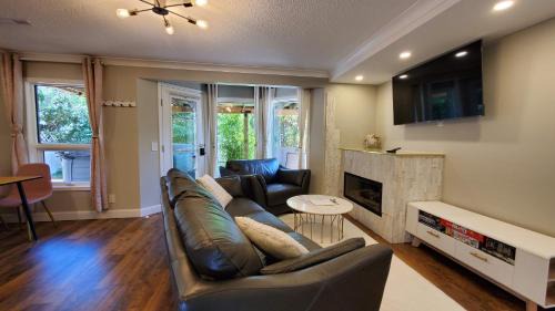 Airdrie Apartamento | Airdrie Modern Walkout Bsmt Suite with Hot Tub