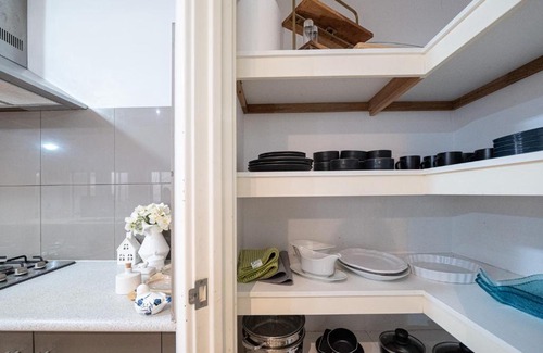 Thornlie Casa | Airport 5BR Haven - Full Kitchen & Tranquil