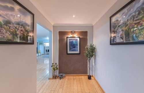 Thornlie Casa | Airport 5BR Haven - Full Kitchen & Tranquil