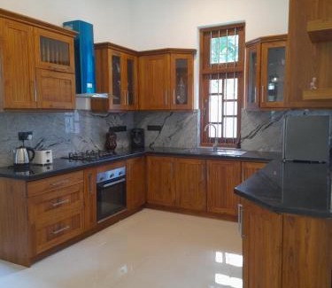 Andiambalama Casa | Airport A4 Travelers Lodge - Free Airport Pick Up & Drop 24HRS