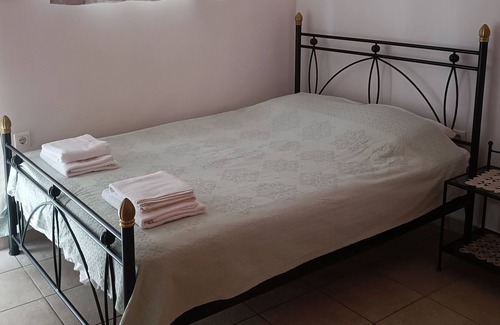 Agia Paraskevi Casa | Airport-Athens house 20' both directions by car. Family-sized & pets friendly!