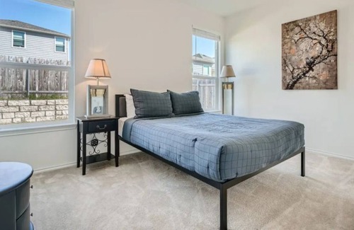 Vista Del Pueblo Otro | Airport, COTA, and Tesla Home In S Downtown Austin