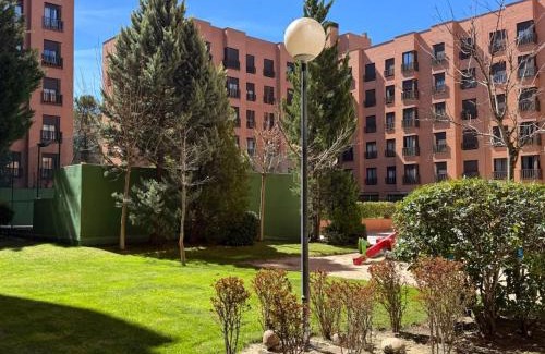 Rejas Apartamento | Airport Madrid Plenilunio Suites blue