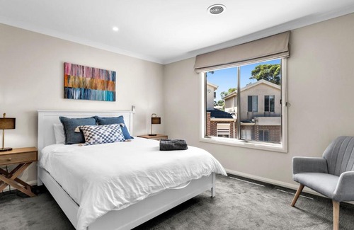 Airport West Casa | Airport West Stunner by Ready Set Stay