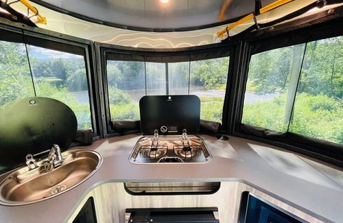 Johnson Casa | Airstream Basecamp on river w/hot tub near Stowe