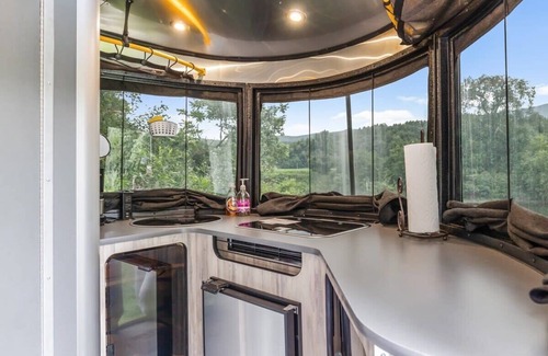 Johnson Casa | Airstream Basecamp on river w/hot tub near Stowe