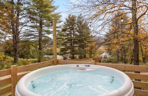 Johnson Casa | Airstream Basecamp on river w/hot tub near Stowe