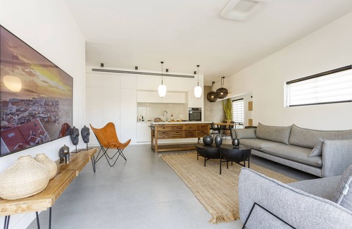 Old North Apartamento | AirTLV-Bazel Apartment With Balcony
