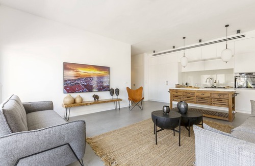 Old North Apartamento | AirTLV-Bazel Apartment With Balcony