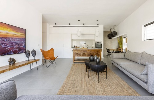 Old North Apartamento | AirTLV-Bazel Apartment With Balcony
