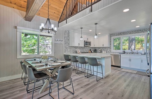 Lake Arrowhead Cabina | Airy Alpine Getaway w/ Lake Arrowhead Views!
