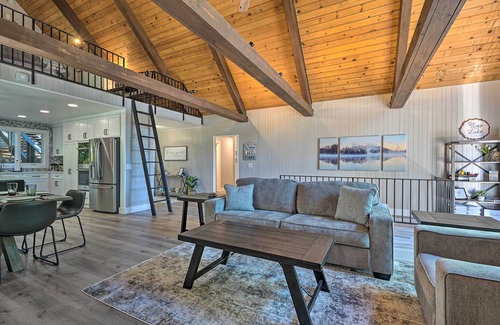 Lake Arrowhead Cabina | Airy Alpine Getaway w/ Lake Arrowhead Views!