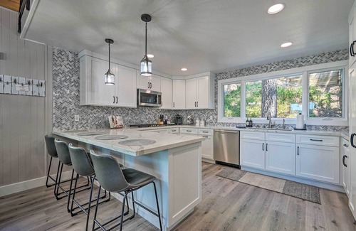 Lake Arrowhead Cabina | Airy Alpine Getaway w/ Lake Arrowhead Views!