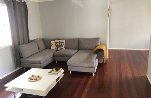 Wynnum North Casa | Airy and Charming Beach Style House 400m From Train Station and 1.5km From Ocean