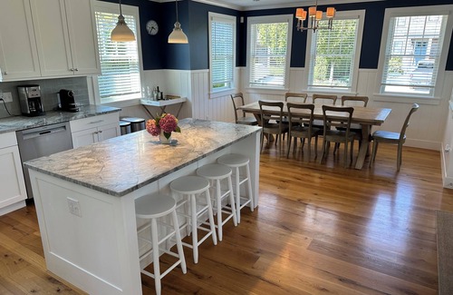 West of Town Casa | Amplio y espacioso, cerca de la playa, el golf y la granja de Bartlett con piscina comunitaria