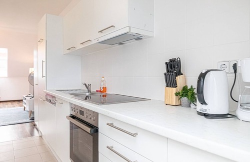 Penzing Apartamento | Airy Attic Apt.: Stylish Studio w/ Terrace & View