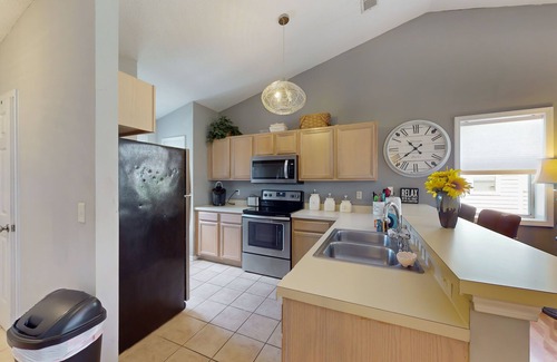 Surfside Beach Condominio | Airy condo in a great location with balcony, W/D, and pool access - dog-friendly