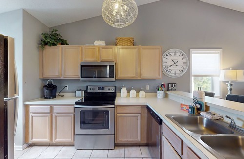 Surfside Beach Condominio | Airy condo in a great location with balcony, W/D, and pool access - dog-friendly