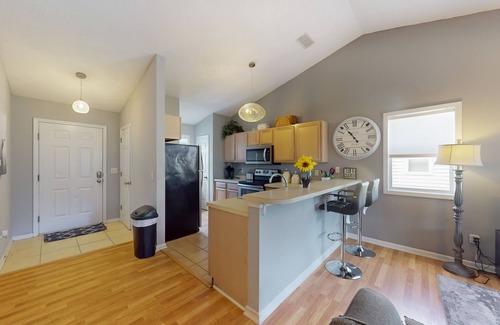 Surfside Beach Condominio | Airy condo in a great location with balcony, W/D, and pool access - dog-friendly