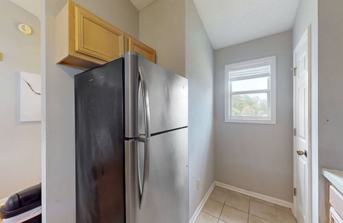 Surfside Beach Condominio | Airy condo in a great location with balcony, W/D, and pool access - dog-friendly