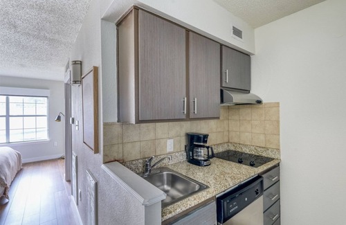 Gateway Apartamento | Airy Gateway Studio w/ Gym, Pool, nr Soccer, by Blueground