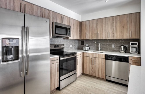 Near West Side Apartamento | Airy Medical District 1BR w/ W/D, Roof & Gym, nr Hospitals, by Blueground